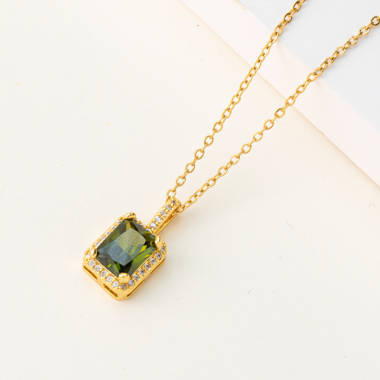 AAA Zircon inlaid necklace pendant necklace, fashionable European and American quality collarbone chain, cross-border supply source manufacturer Application Scenario