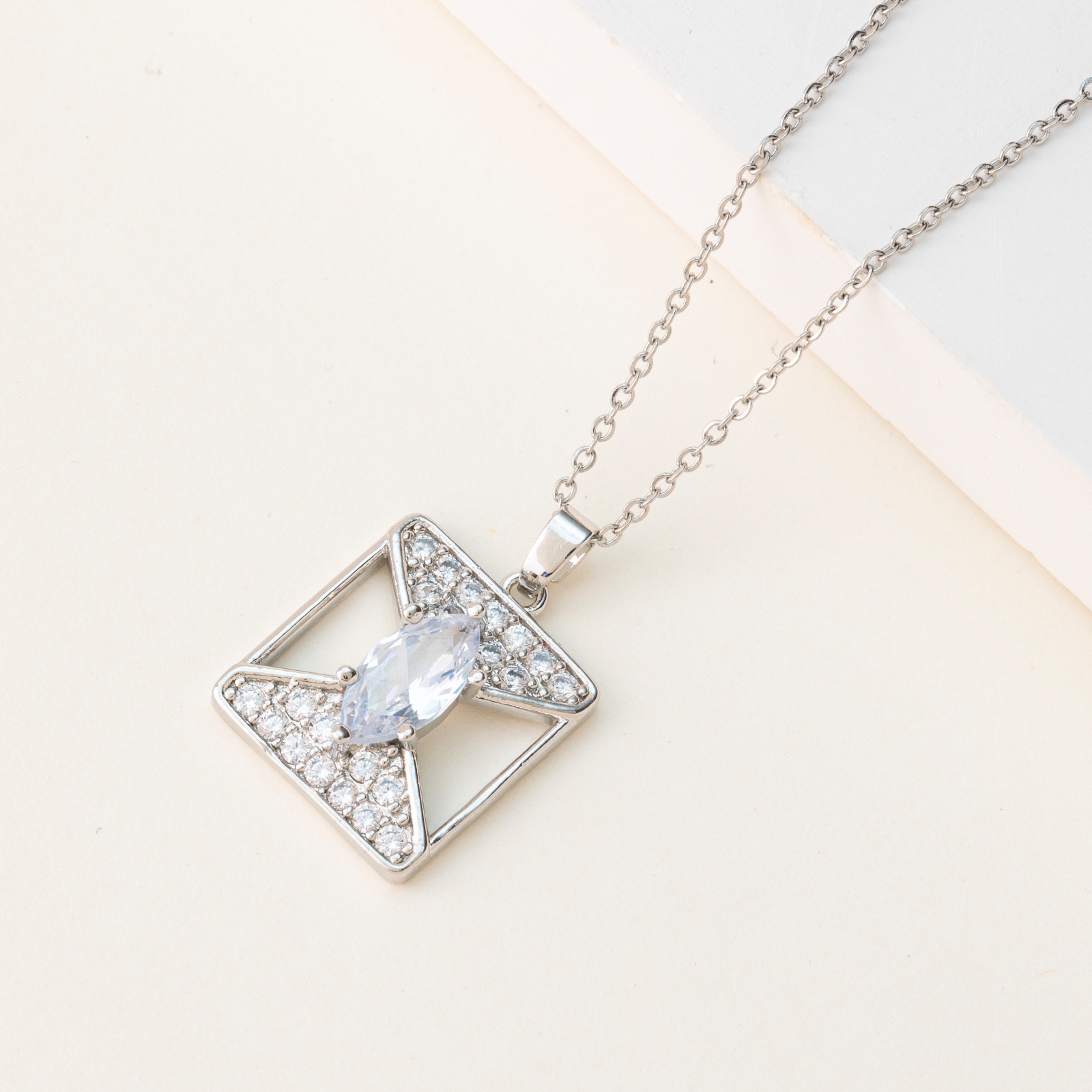 A popular cross-border bestseller in Europe and America: Evil eye pendant necklace, titanium steel collarbone chain, copper-plated 18K gold fashionable sweater chain Specification image