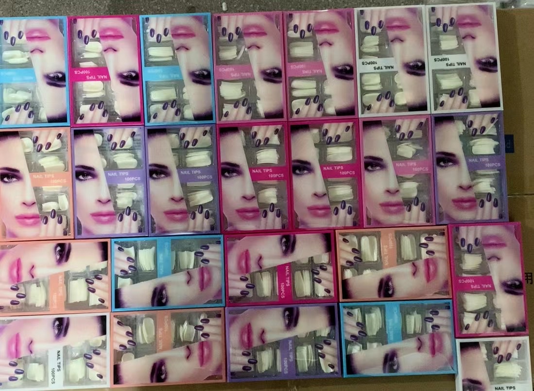 100 pieces of fake nail pads
