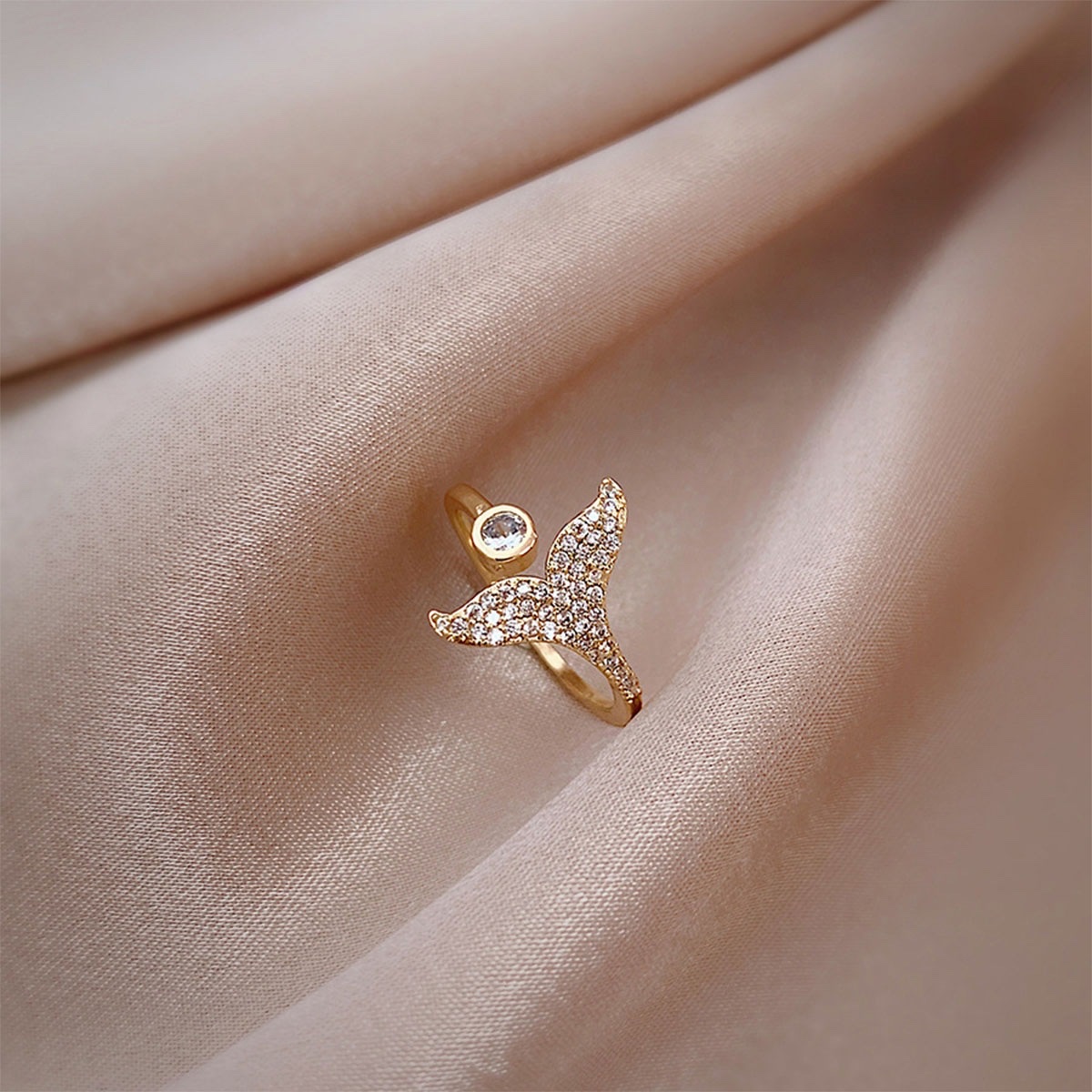 The cool zircon fishtail ring, the same style as the Internet celebrity, is a versatile and fresh gift for a fashionable best friend. The ring has an adjustable opening details Picture