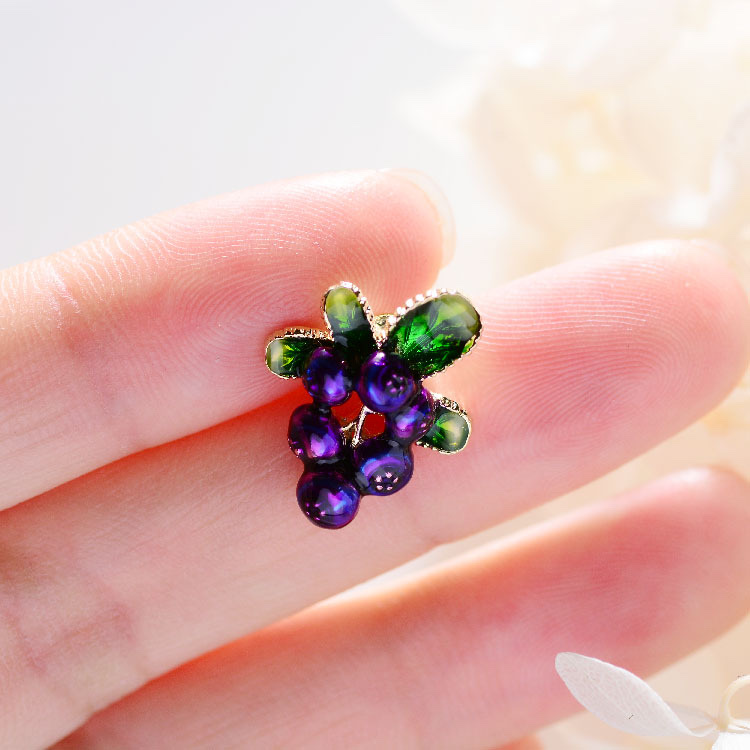 041 Korean-style fashionable and elegant grape trend European and American style round brooch, cute and simple, personalized, fashionable and cute women's accessory clothing accessory brooch Application Scenario
