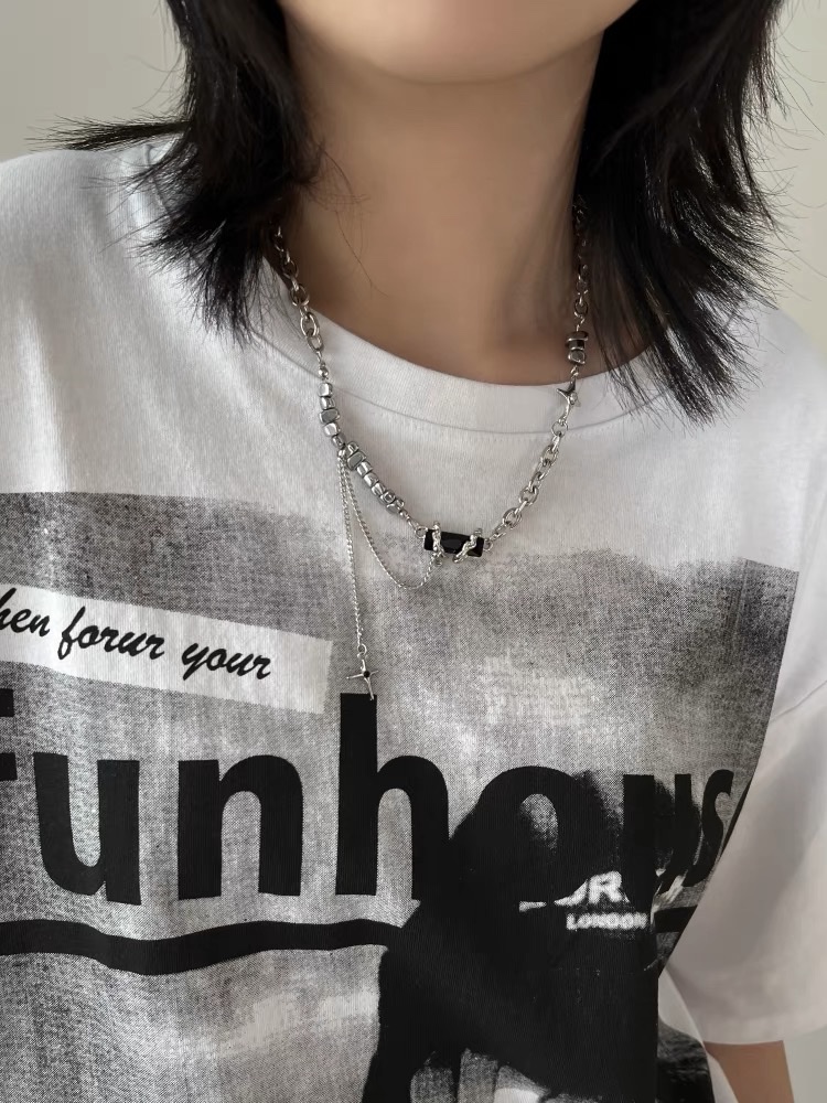 A delicate and niche black square necklace wrapped around it, a trendy and cool Instagram hip-hop girl accessory collarbone chain