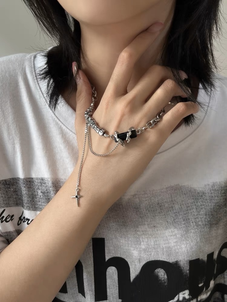 A delicate and niche black square necklace wrapped around it, a trendy and cool Instagram hip-hop girl accessory collarbone chain details Picture