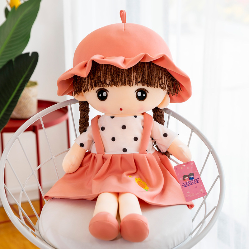 The girl with a carrier doll likes cross-border e-commerce