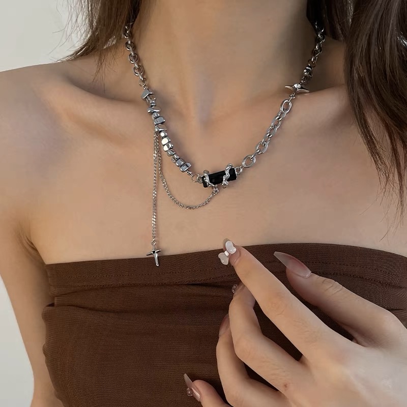 A delicate and niche black square necklace wrapped around it, a trendy and cool Instagram hip-hop girl accessory collarbone chain Specification image