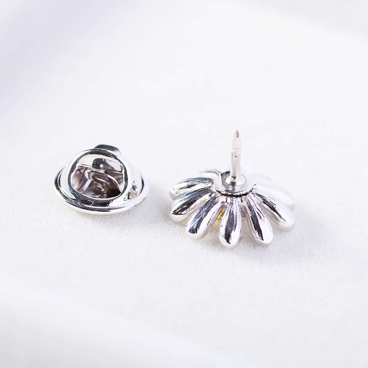 039 Korean version fashionable and elegant Daisy trend, European and American style round brooch, cute, simple and individual, fashionable and cute women's accessory clothing accessory brooch Specification image