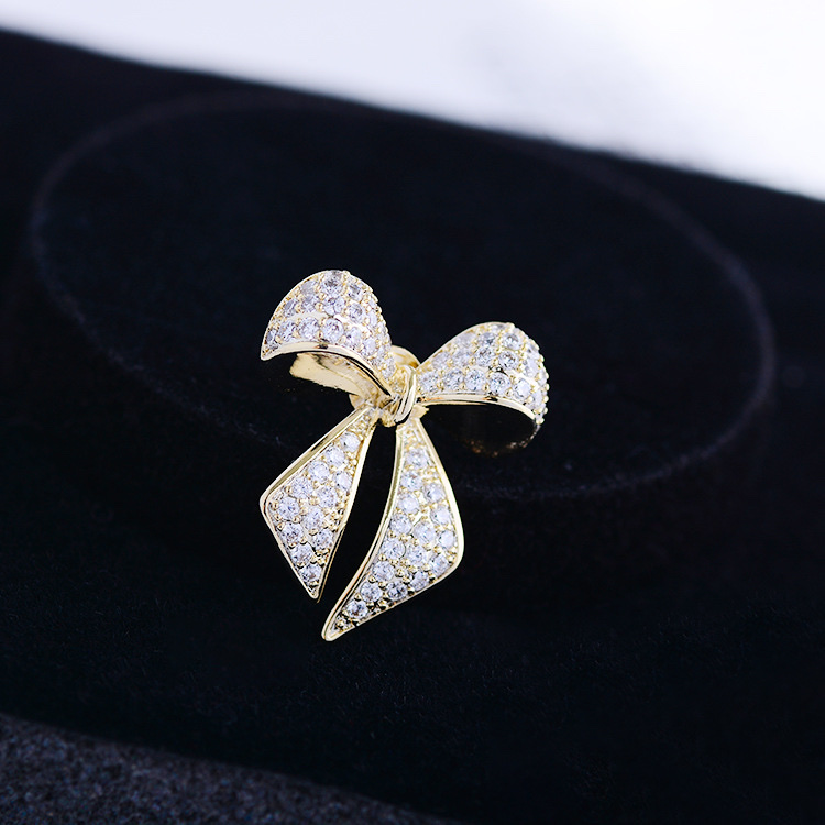044 Korean version fashionable and elegant bow, trendy European and American style round brooch, cute and simple, individual style, fashionable and cute women's accessory, clothing accessory, brooch Application Scenario
