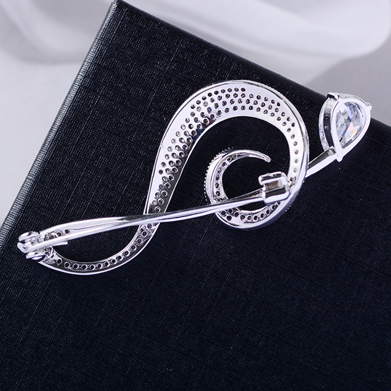 038 Korean version fashionable and elegant note trend, European and American style round brooch, cute and simple, individual style, fashionable and cute women's accessory, clothing accessory, brooch Application Scenario