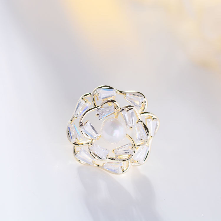 038 Korean style fashionable and elegant airplane trend, European and American style round brooch, cute and simple, individual style, fashionable and cute women's accessory, clothing accessory, brooch Application Scenario