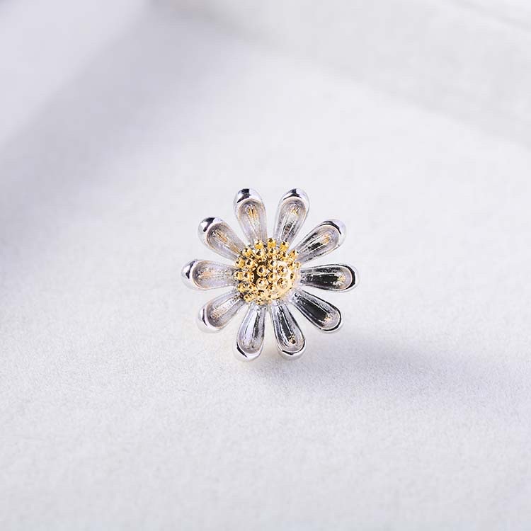 039 Korean version fashionable and elegant Daisy trend, European and American style round brooch, cute, simple and individual, fashionable and cute women's accessory clothing accessory brooch Application Scenario
