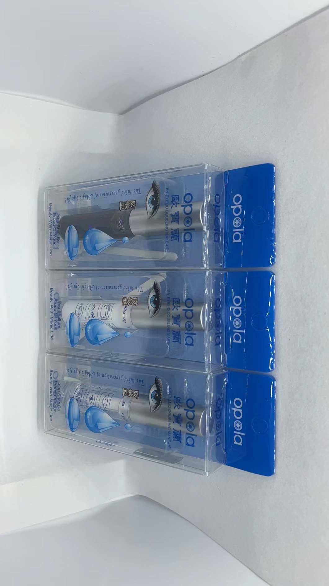 Oberland False Eyelash Glue full figure