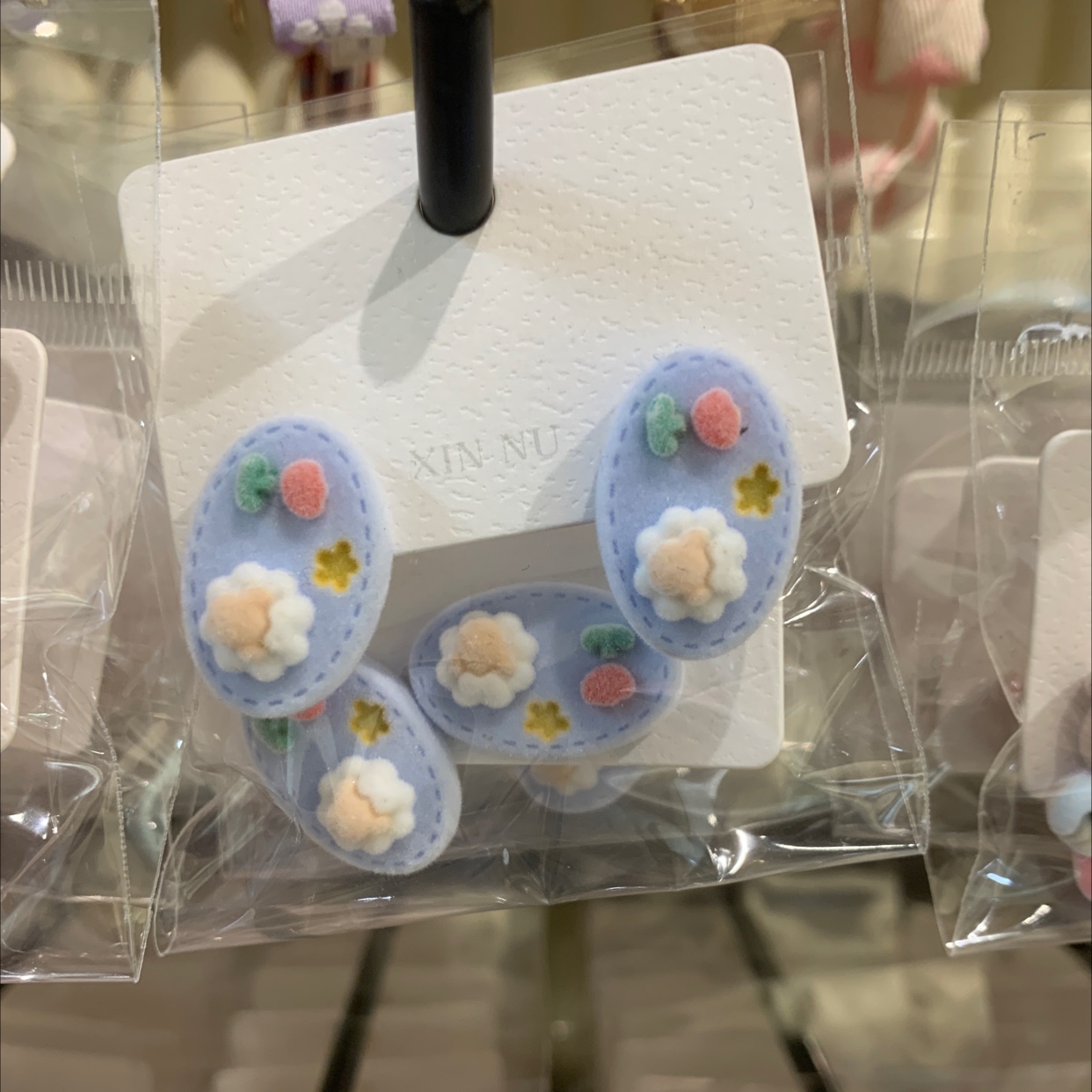 Small flower-patterned stud earrings