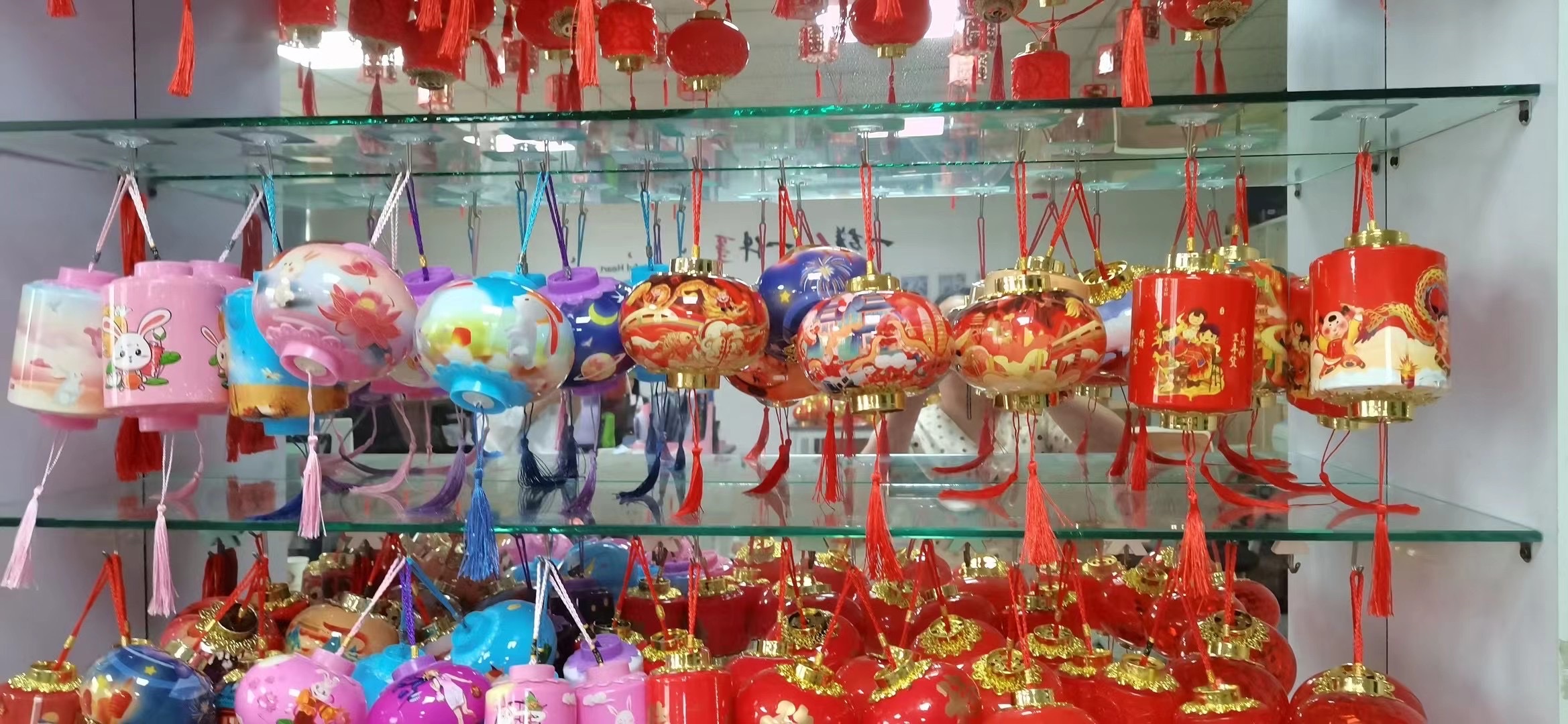 新年灯笼兔年新款灯笼中国红春节发光手提的灯笼玩具兔子灯笼