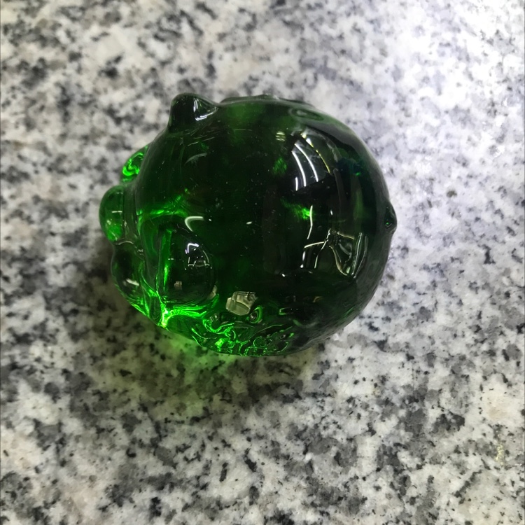 The glass pig is 5 centimeters long Specification image