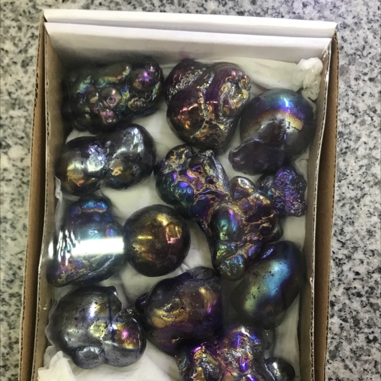 Multi-headed agate is multicolored