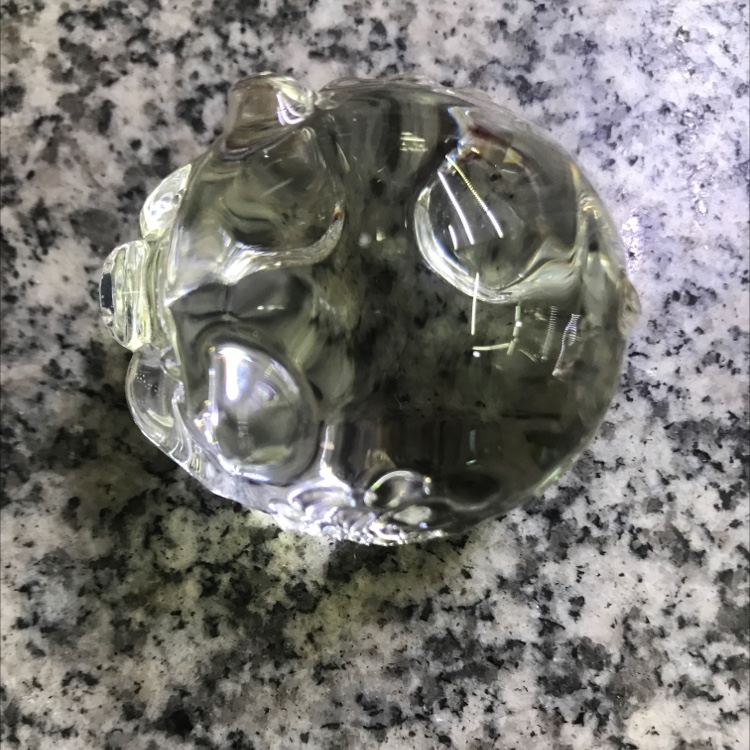 The glass pig is 5 centimeters long details Picture