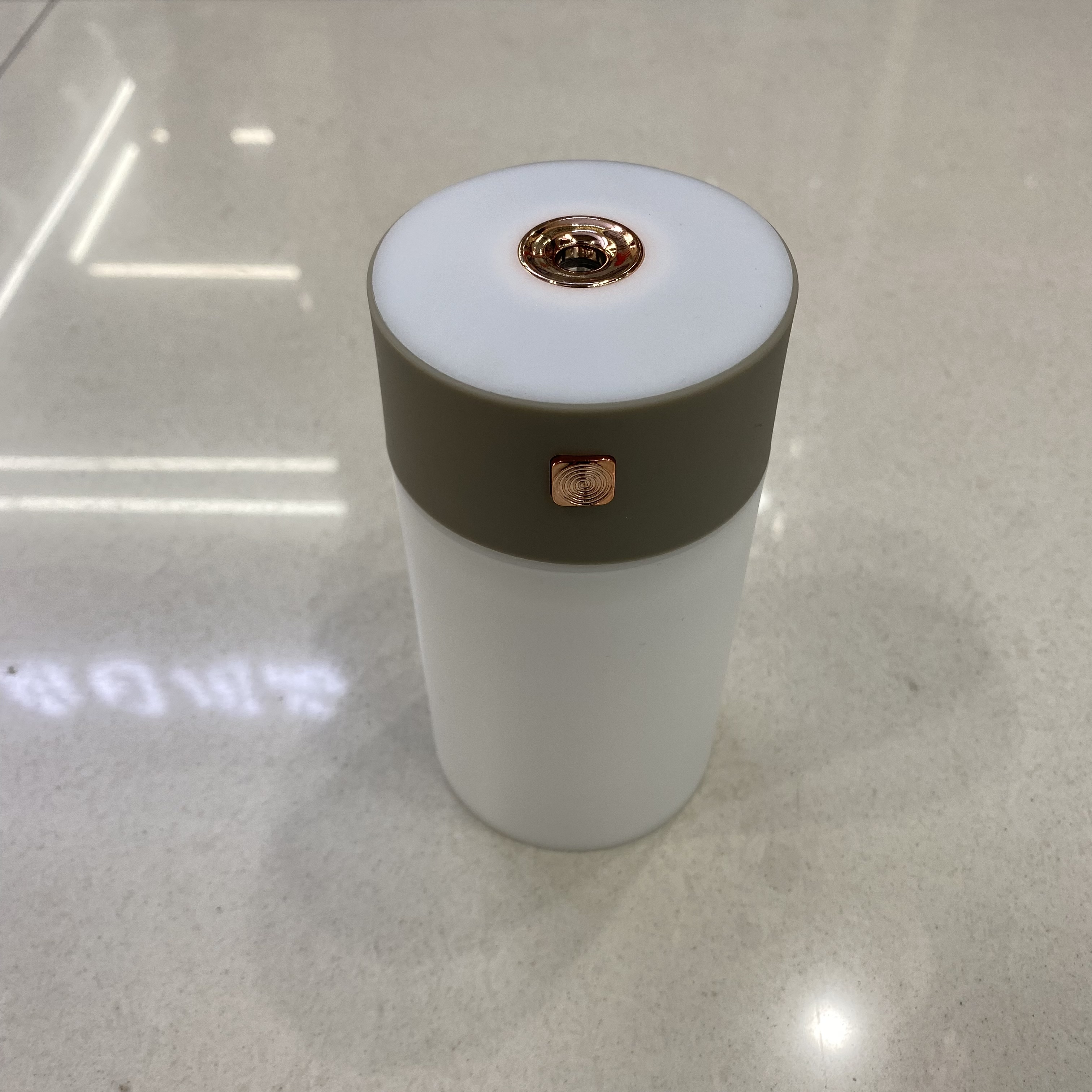 Small and mini fog volume aromatherapy car rainbow cup humidifier, car humidifier Application Scenario