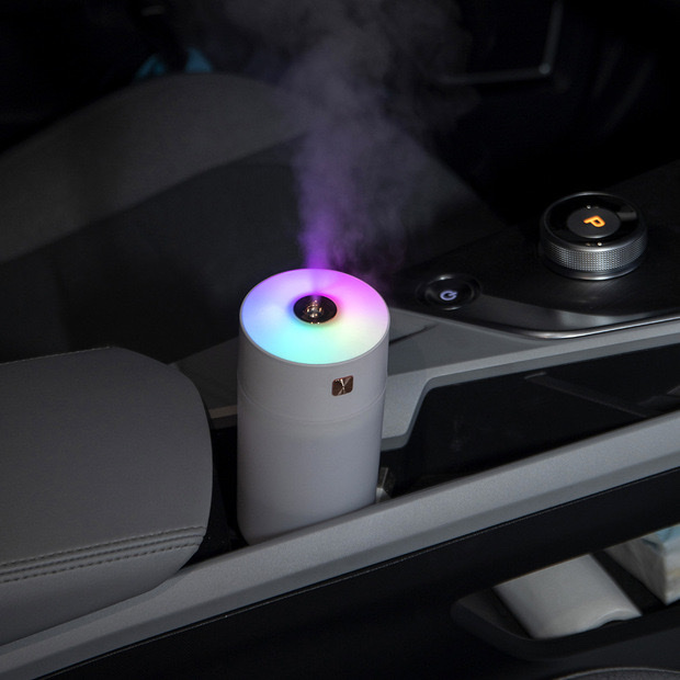 Small and mini fog volume aromatherapy car rainbow cup humidifier, car humidifier Application Scenario