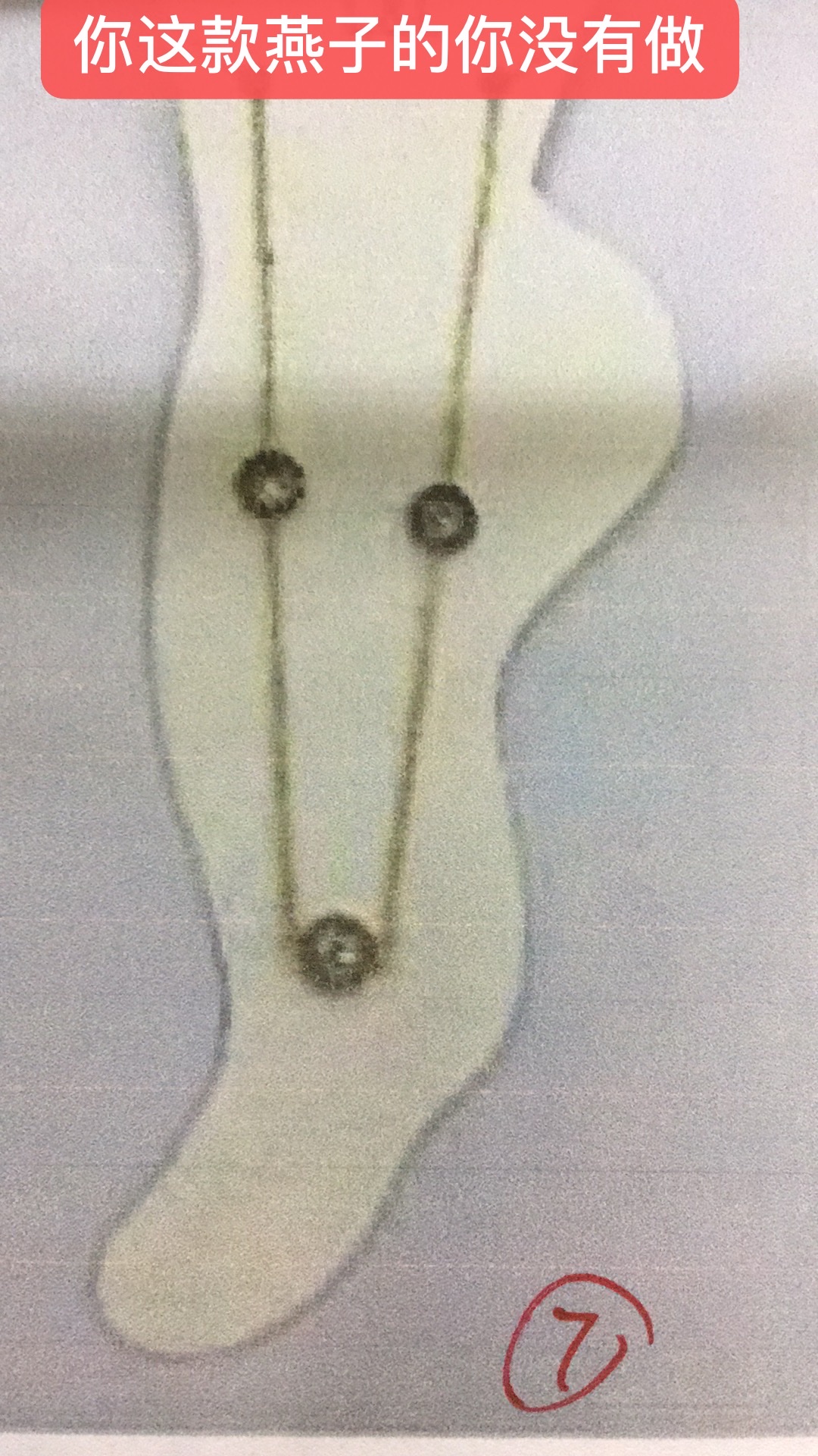 The new flower-shaped stainless steel anklets are fashionable, trendy and versatile details Picture