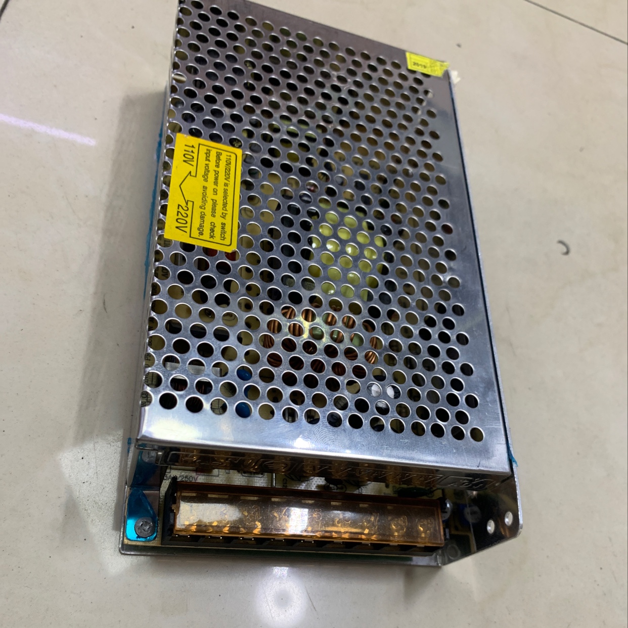 LED显示屏电源实物图