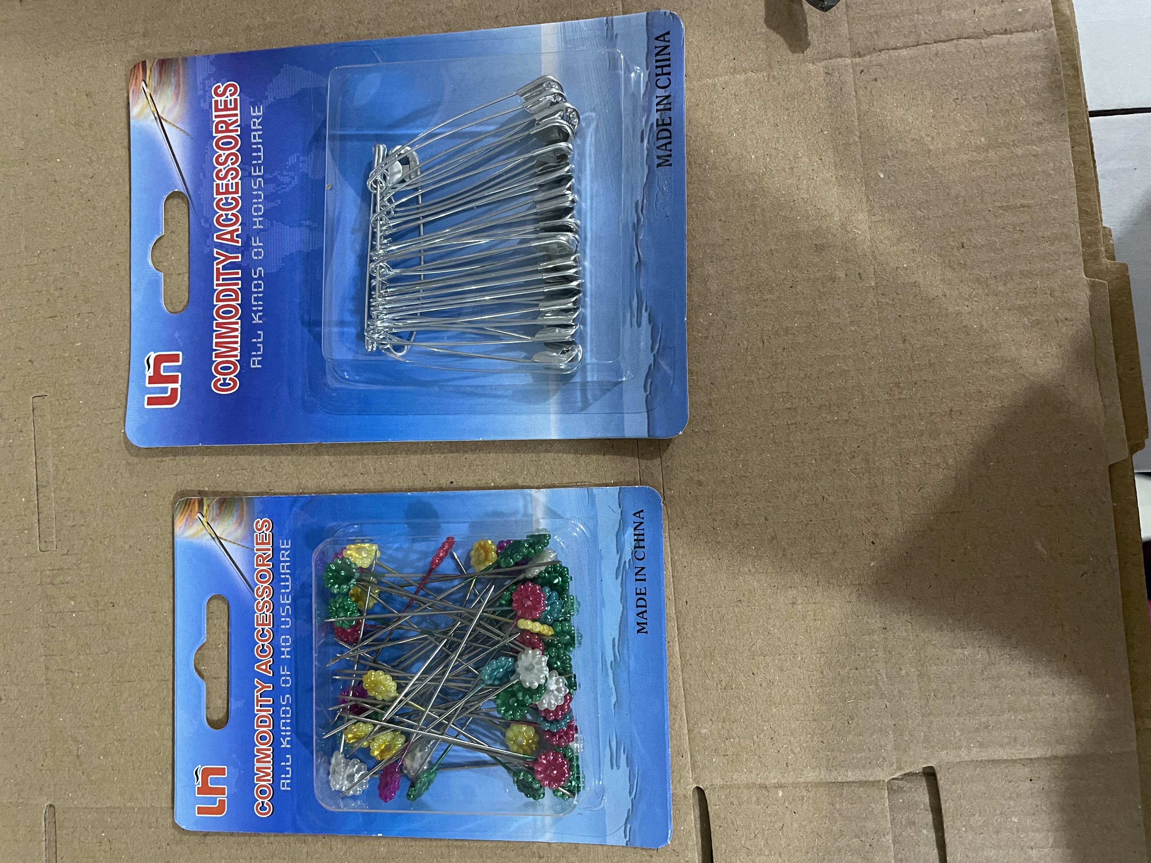 4格别针吸卡/盒装别针/串珠细节图