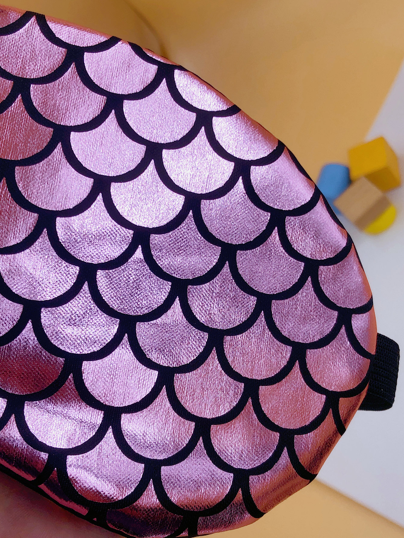 Ready-made eye masks, plum red fish scale polyester eye masks, student sleep eye masks, breathable and light-blocking, embroidered eye masks, plush eye masks, soft and comfortable, suitable for both men and women, eye masks available for customization. Factory customization, sample production based on submission, and order production are all acceptable Specification image