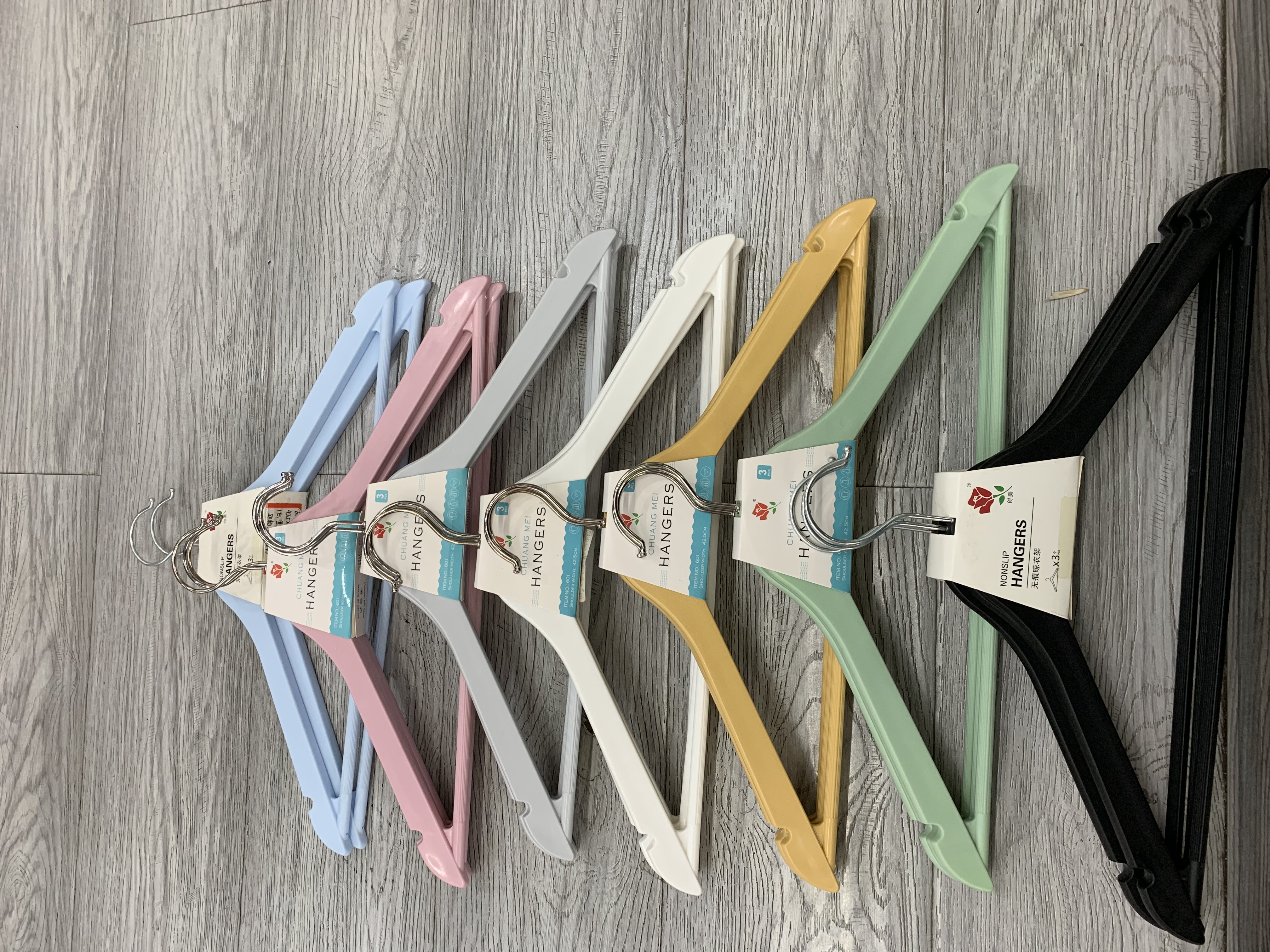 601# 塑料仿木衣架（3pcs ）