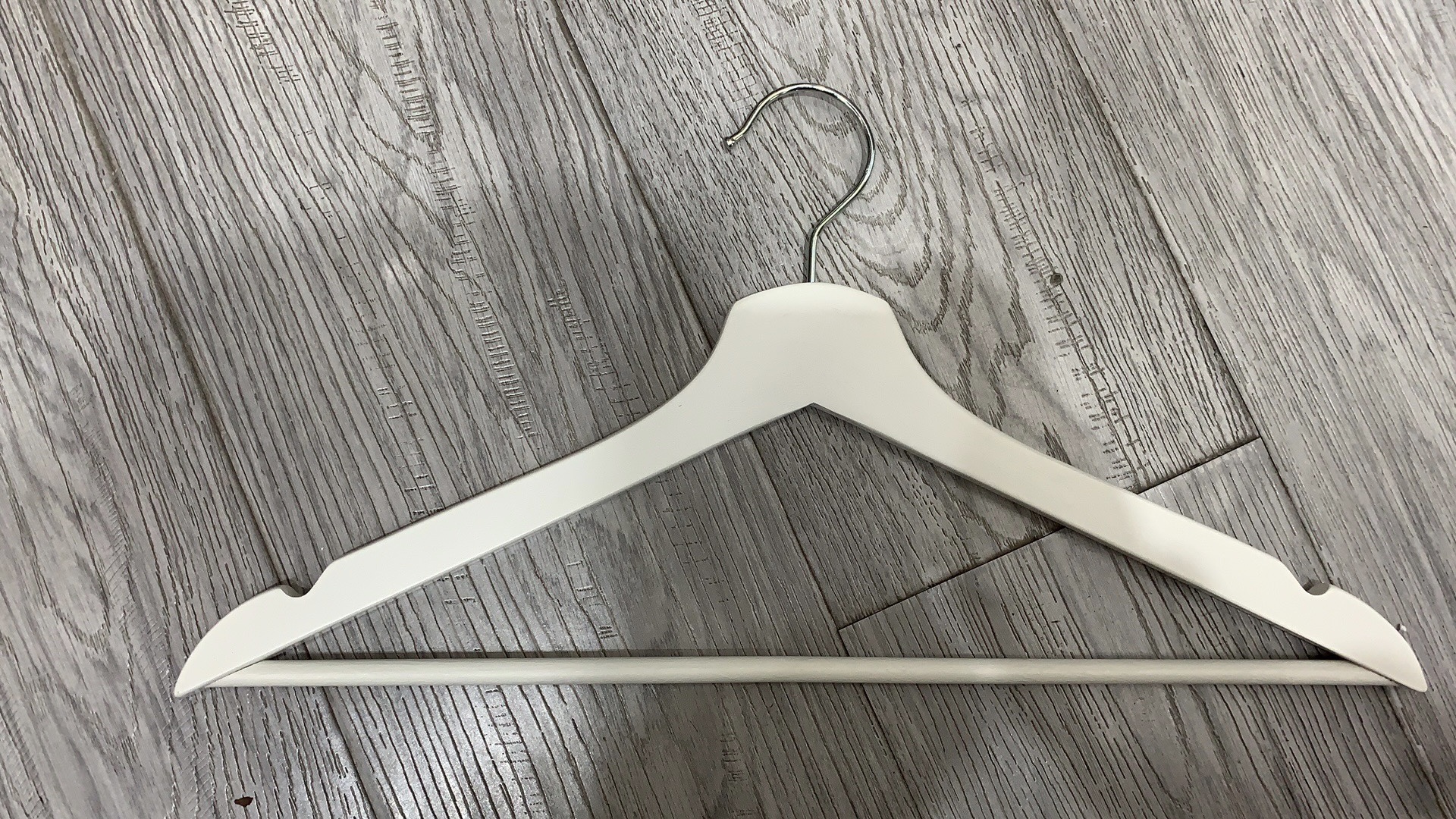 白色平头桉木一级木衣架图