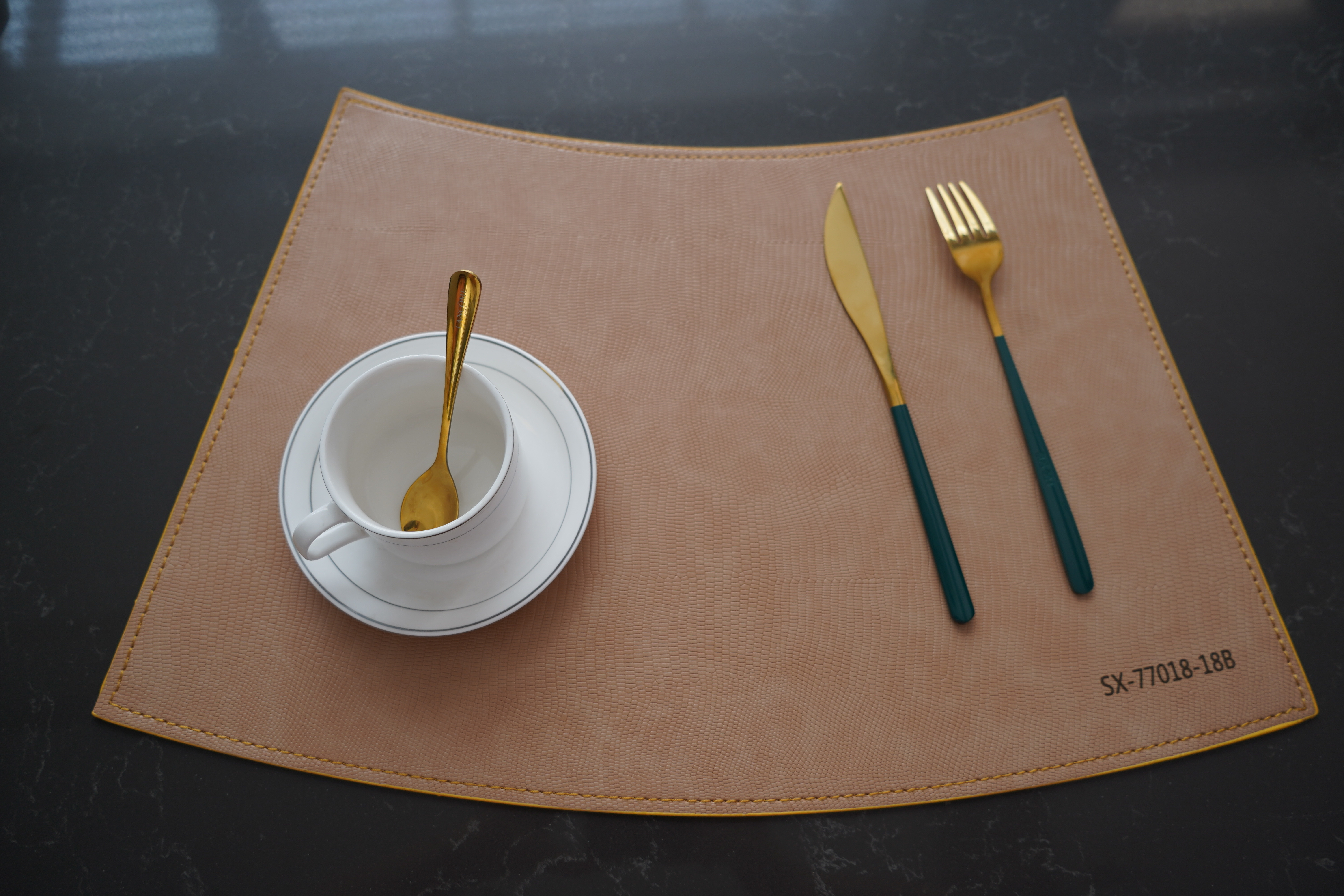 蛇纹双面扇形皮革餐垫明浩日用高端日用防水防烫双面皮革可用