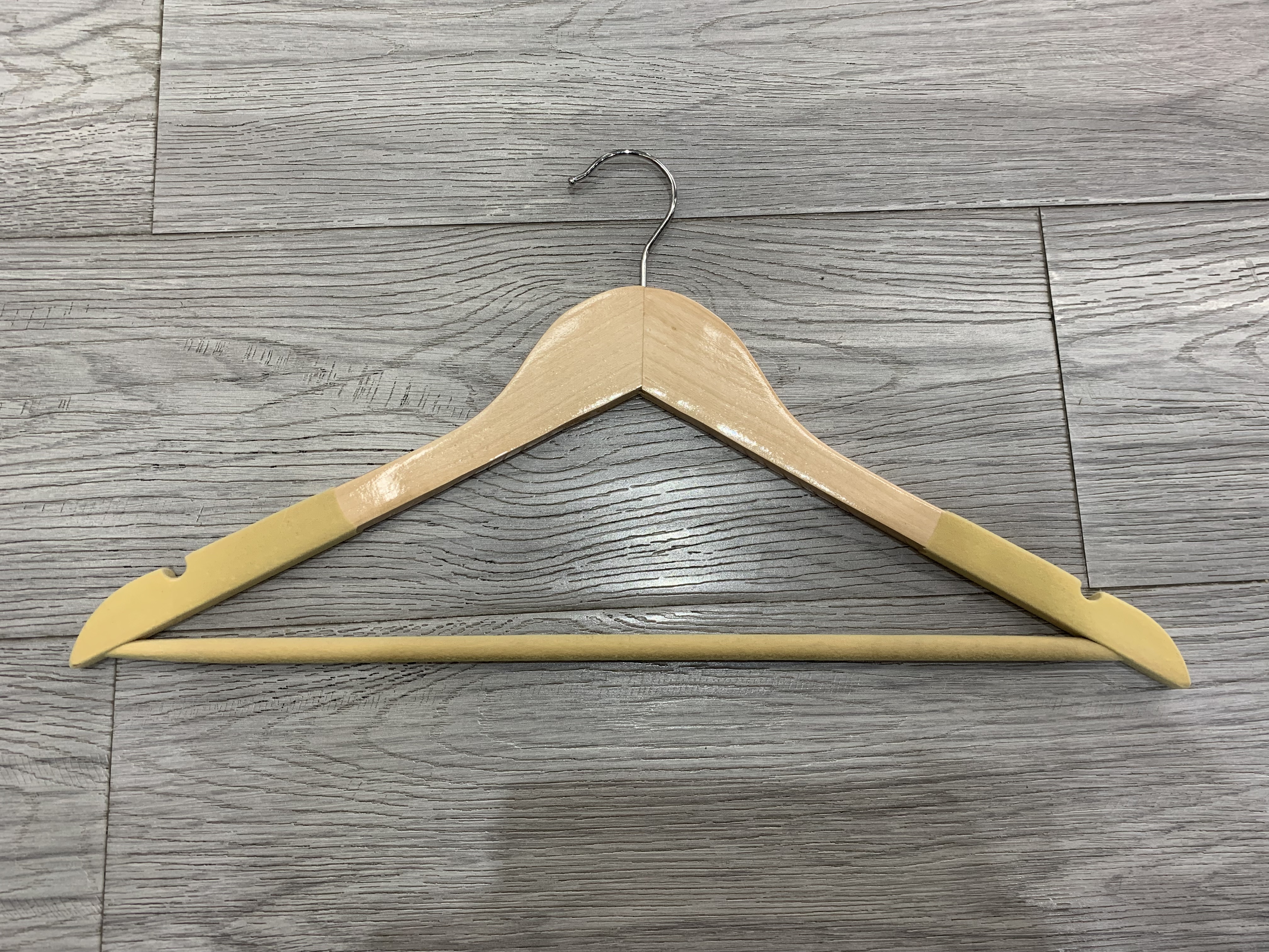 p66本色带植绒木衣架 