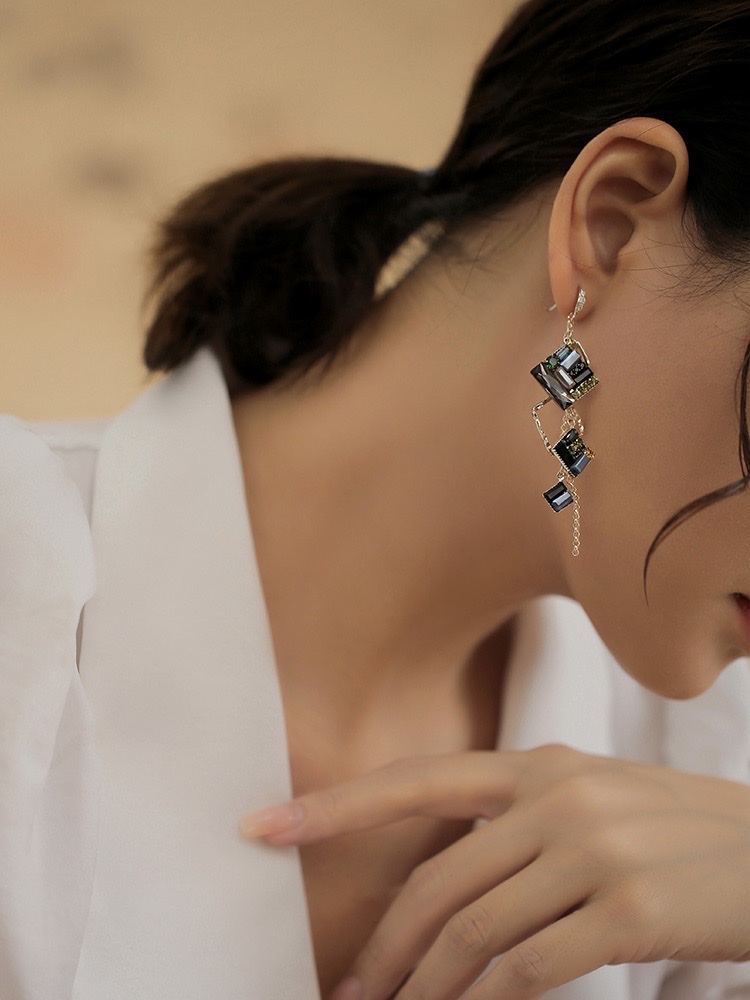 Yan 炟 fashionable geometric crystal earrings 2022 new trendy diamond-shaped earrings retro exaggerated unique tassel earrings Application Scenario