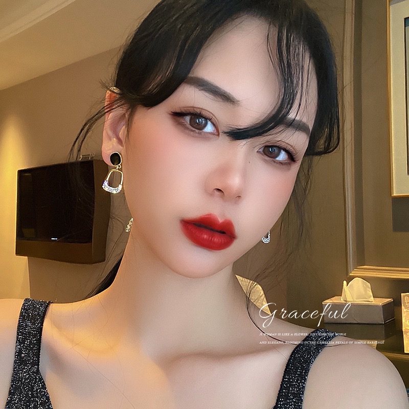 925 Silver Needle Fashionable and Individual Earrings, Geometric diamond-encrusted earrings, trendy and stylish design sense earrings 08 Application Scenario