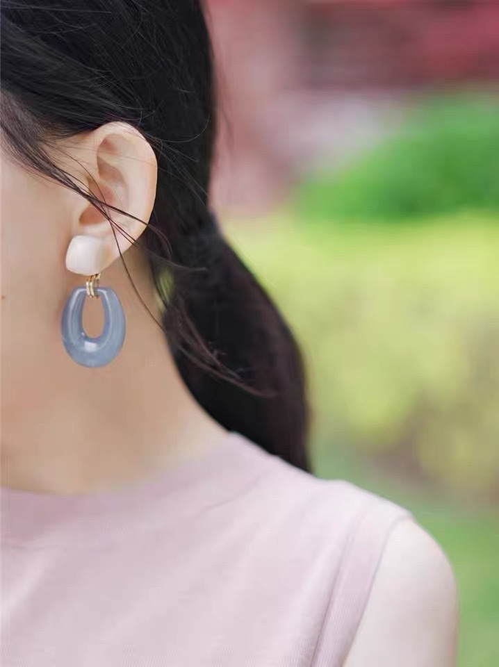 Japanese retro ear clip acrylic earrings for women Spring/Summer 2023 high-end niche design Women's earless Japanese miscellaneous earrings 016 Application Scenario