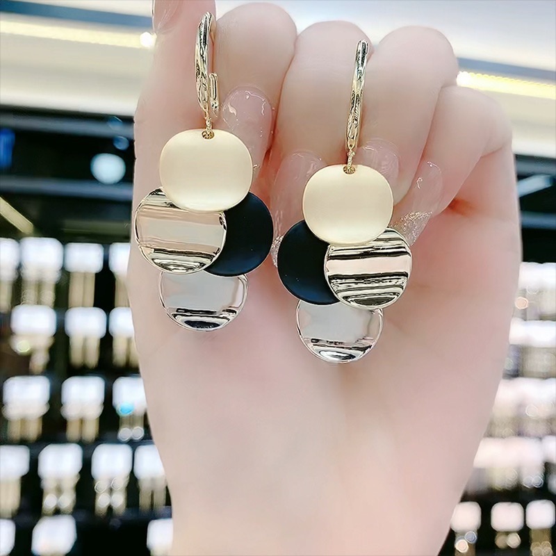 The Japanese and Korean metal round plate light luxury fashion S925 silver needle earrings and earrings have a design sense and are versatile. 2023 new trendy 018 Specification image