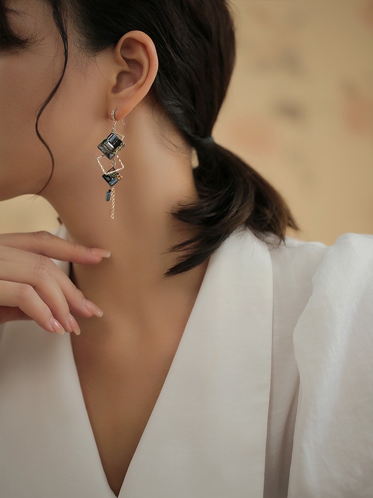 Yan 炟 fashionable geometric crystal earrings 2022 new trendy diamond-shaped earrings retro exaggerated unique tassel earrings Item Picture