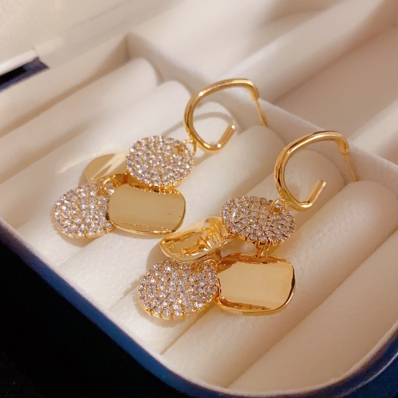 The Japanese and Korean metal round plate light luxury fashion S925 silver needle earrings and earrings have a design sense and are versatile. 2023 new trendy 018 Application Scenario