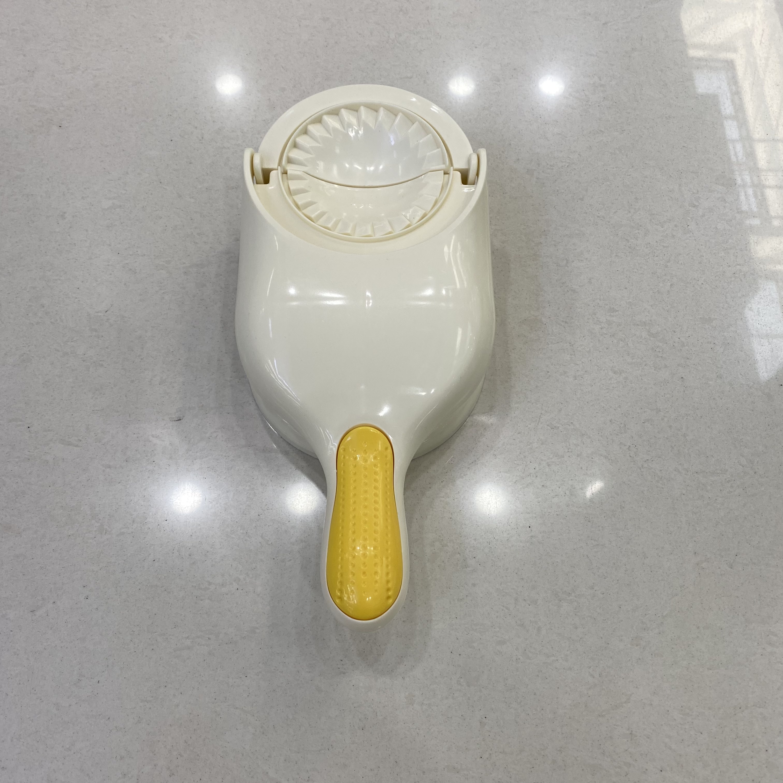 A manual dough rolling machine for pressing dumpling wrappers, a perfect tool for making dumplings Application Scenario