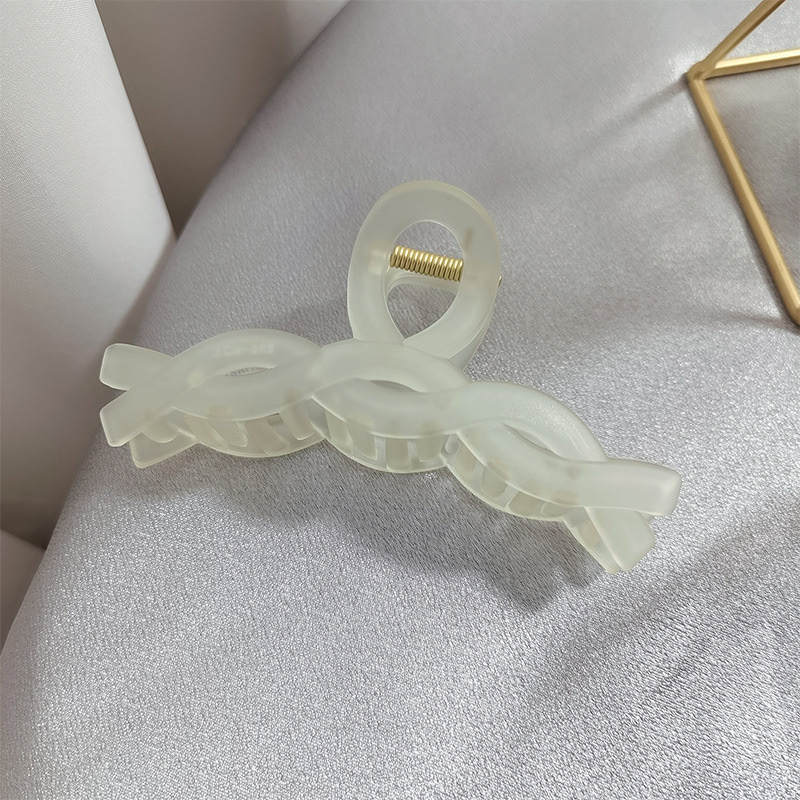 Spring simple and elegant matte hair clip, back of the head, women's shark clip, Hua Hin accessories -510 Application Scenario
