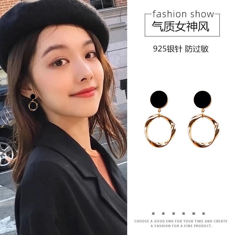 The Korean ZQ circle earrings exude a feminine and high-end charm. The pure silver anti-allergy black stud earrings are a new design for women in 2023 Specification image