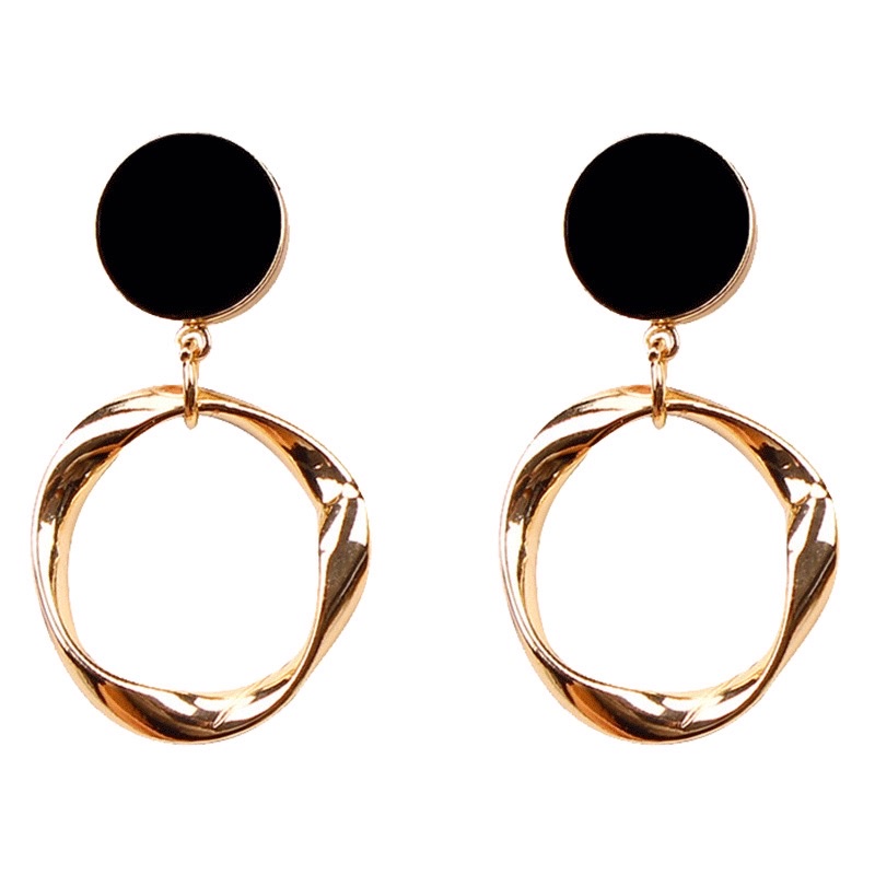 The Korean ZQ circle earrings exude a feminine and high-end charm. The pure silver anti-allergy black stud earrings are a new design for women in 2023