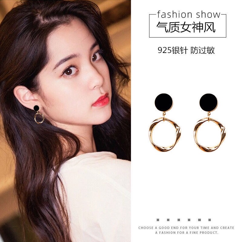 The Korean ZQ circle earrings exude a feminine and high-end charm. The pure silver anti-allergy black stud earrings are a new design for women in 2023 Application Scenario