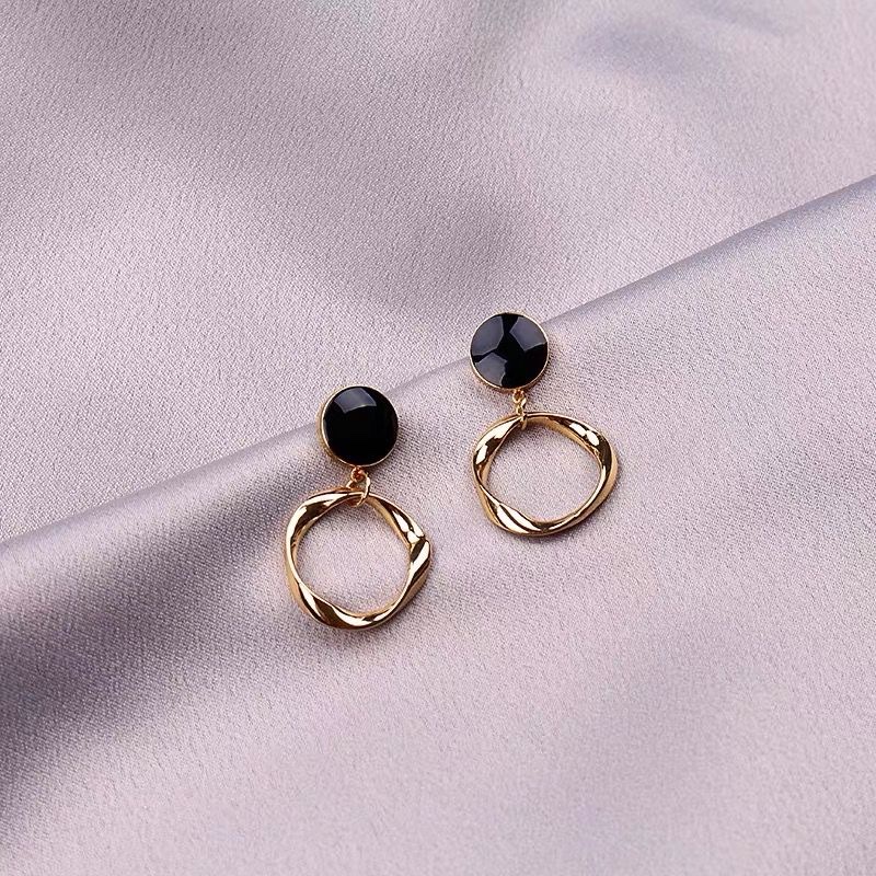 The Korean ZQ circle earrings exude a feminine and high-end charm. The pure silver anti-allergy black stud earrings are a new design for women in 2023 details Picture