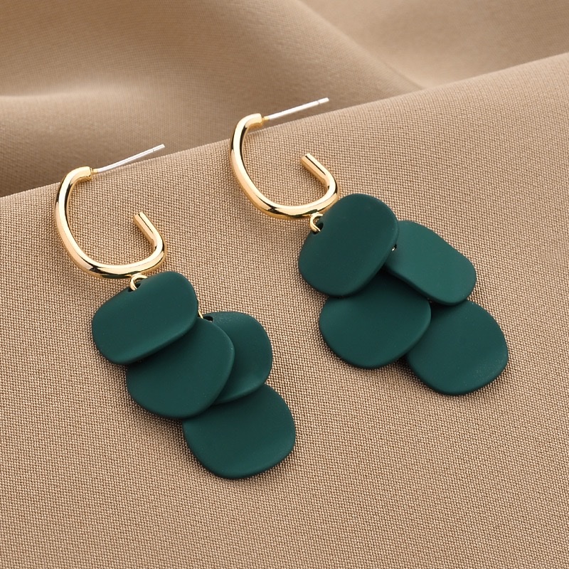S925 Silver Needle, popular European and American green retro large earrings, niche design sense, fashionable and elegant earrings and earrings H995 Application Scenario