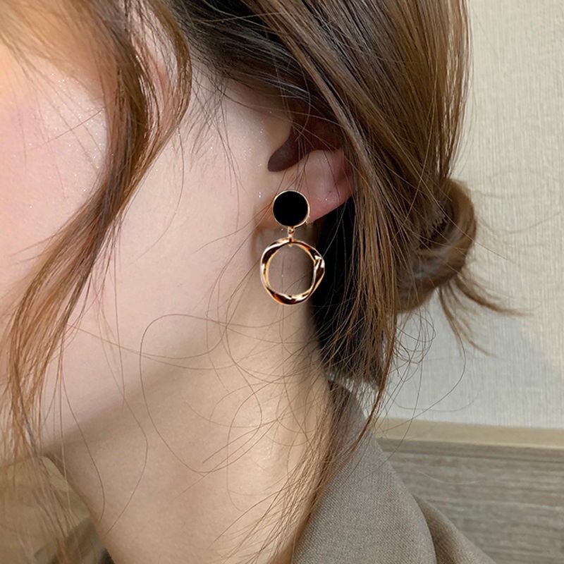 The Korean ZQ circle earrings exude a feminine and high-end charm. The pure silver anti-allergy black stud earrings are a new design for women in 2023 Item Picture