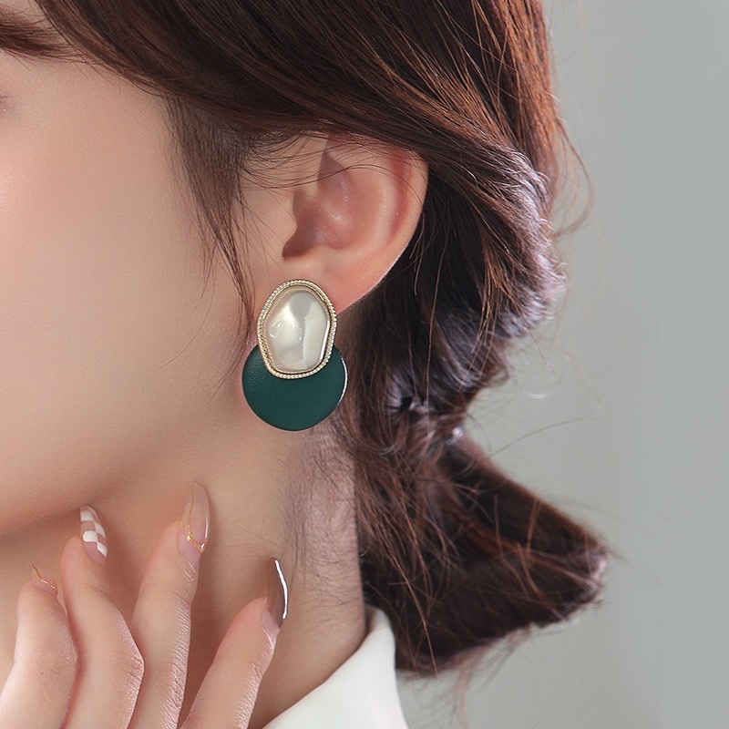 Trendy retro fashion Hong Kong-style leather earrings, 2022 new trendy and niche design sense ear stud earrings for women R029 Application Scenario