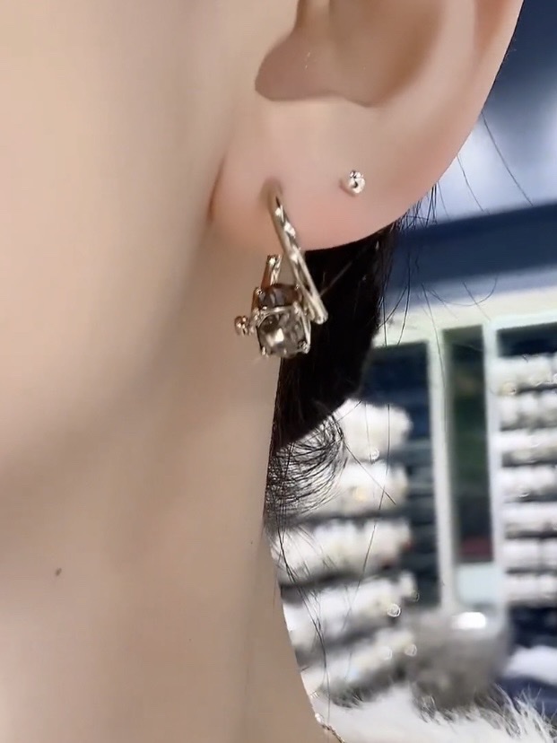 Black and gray zircon rotating ear buckles are simple, fashionable, elegant and high-end earrings. They are a hit on the Internet and have a unique style. This is a new style from 2023 Specification image