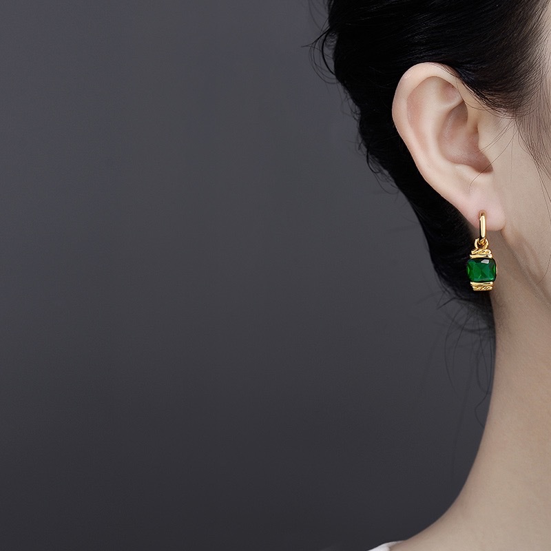 Bold and cool emerald zircon earrings, a stylish Korean Internet celebrity bestseller, with a unique design sense and distinctive spring and summer earrings Application Scenario