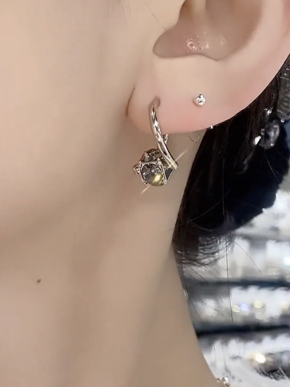 Black and gray zircon rotating ear buckles are simple, fashionable, elegant and high-end earrings. They are a hit on the Internet and have a unique style. This is a new style from 2023