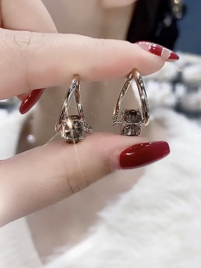Black and gray zircon rotating ear buckles are simple, fashionable, elegant and high-end earrings. They are a hit on the Internet and have a unique style. This is a new style from 2023 Application Scenario