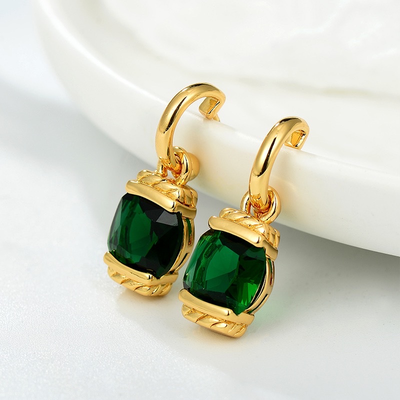Bold and cool emerald zircon earrings, a stylish Korean Internet celebrity bestseller, with a unique design sense and distinctive spring and summer earrings
